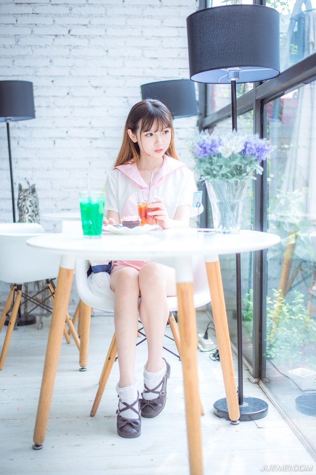 姐妹俩依言进来，大乔担忧的看了小乔一眼，连忙向吕布道：“夫君，妹妹她只是……毕竟当年也算相识一场，并不是……”